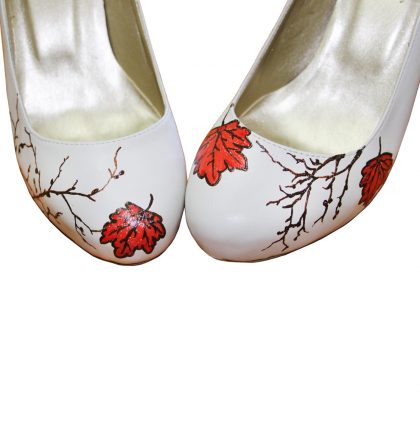 Pantofi albi frunze rosii