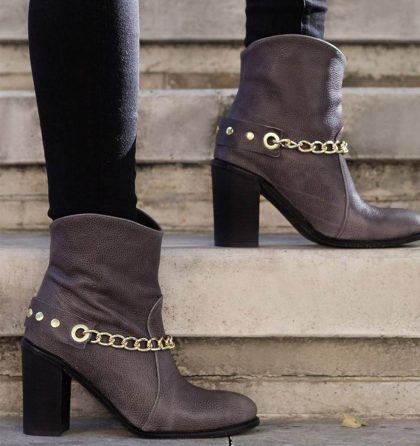 Botine gri piele accesorizate cu lant auriu